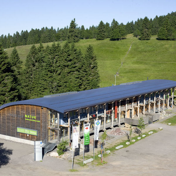 Blick auf das Haus der Natur am Feldberg