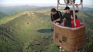 Ausstellungsbesucher bei der virtuellen Ballonfahrt ber dem Feldsee  NAZ Sdschwarzwald