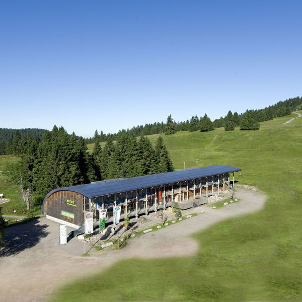 Blick auf das Haus der Natur am Feldberg im Sommer