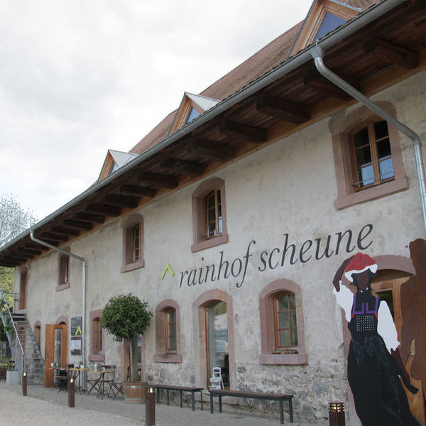 Blick auf die Naturpark-Marktscheune Rainhof Scheune in Kirchzarten-Burg