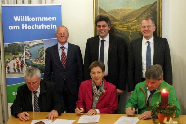Bei der Unterzeichnung des Kooperationsvereinbarung - Copyright: Hochrheinkommission