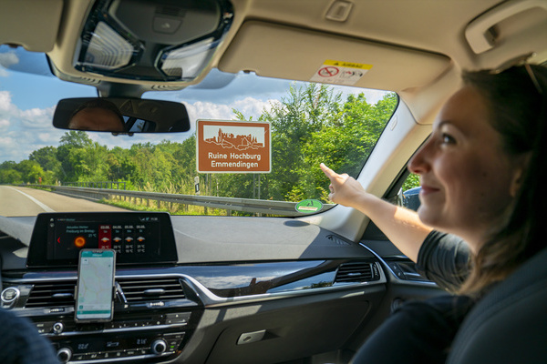 Mit dem neuen MAQNIFY Erlebnisguide können die braunen Autobahnschilder jetzt auch sprechen © MAQNIFY/Stefan Pranjic