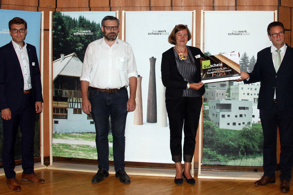 Der neugewählte Vorstand von Bauwerk Schwarzwald mit Minister Peter Hauk MdL bei der Gründung am 28.7.2020 in Titisee. © Naturpark Südschwarzwald