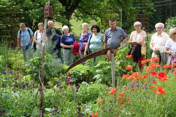 Besucher beim Gartentag auf dem Höfenhof