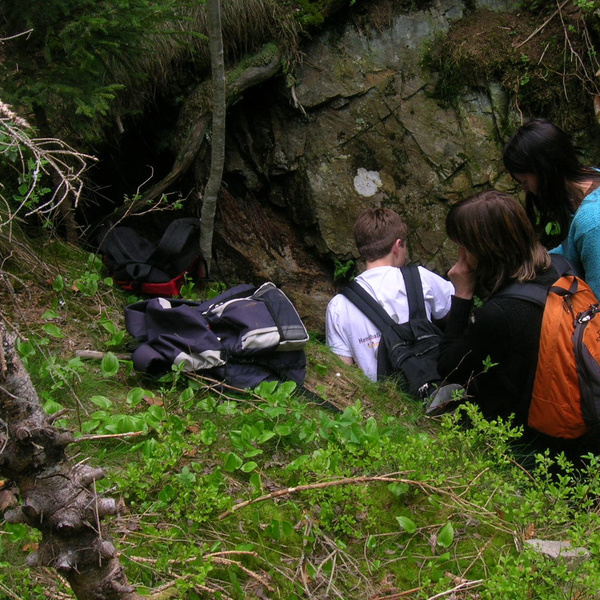 Gruppe beim Steine Suchen im Erzgang © H.-M. Peter
