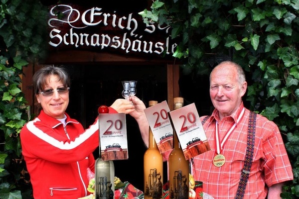 Elisabeth und Erich Bizenberger vor ihrem Schnapshäusle