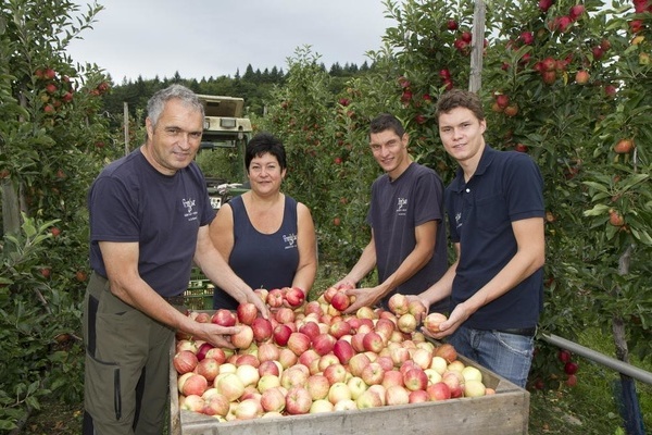 Das Team vom Franz-Xaver-Hof bei der Apfelernte