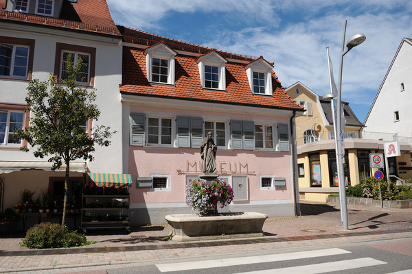 Blick auf das Stadtmuseum mit Jakobsbrunnen © Stadt Hüfingen