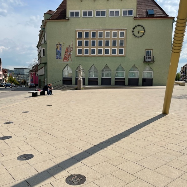 Auf dem Marktplatz in Schwenningen. Ein ganz besonderer Platz auf der Stadtführung "Die Zeit". © Rudolf Reim  