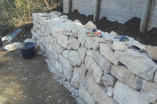 Trockenmauer aus gebrauchtem Kalkstein  Mbius Garten- und Landschaftsbau