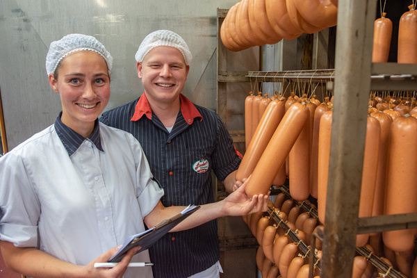 Geschftsfhrer Nicolai Linder und seine Frau Sarah Linder beim Qualittsmanagement in der Produktion in Denzlingen  www.mueller.studio