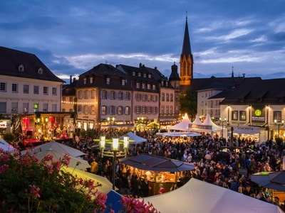  Der Marktplatz von Emmendingen beim Breisgauer Weinfest © Martin Ziaja