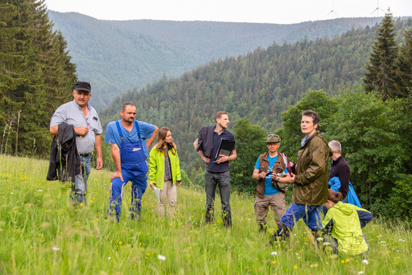 Die Jury im Gespräch mit Landwirt Hubert Stockburger auf seiner Wiese in Simonswald (© Naturpark Südschwarzwald)