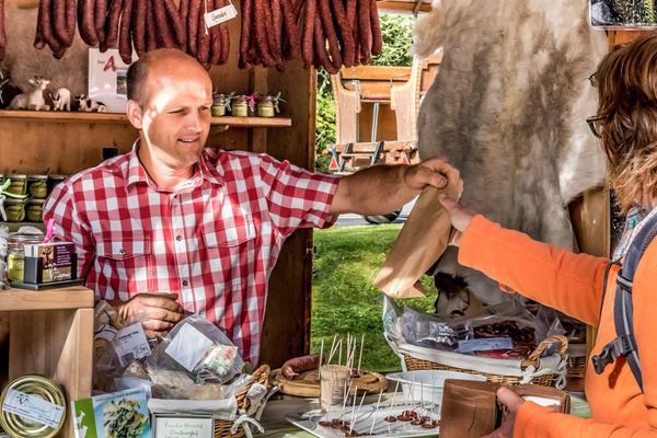 Direkter Kontakt zu den Erzeugern auf den Naturpark-Märkten © Klaus Hansen/Naturpark Südschwarzwald