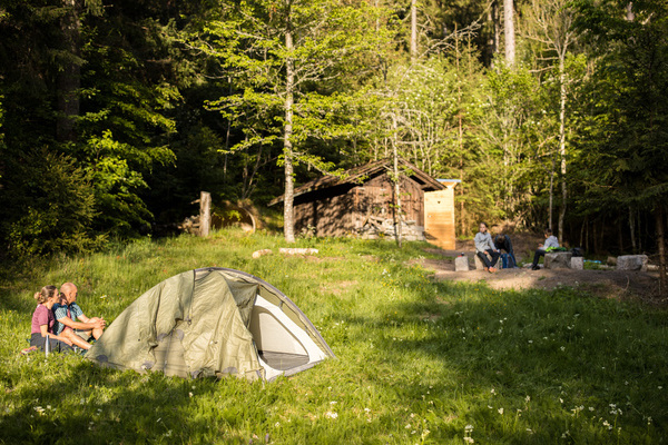 Die Trekking-Camps verfügen auch über eine Feuerstelle und ein Toilettenhäuschen. © Naturpark Südschwarzwald/Sebastian Schröder-Esch.