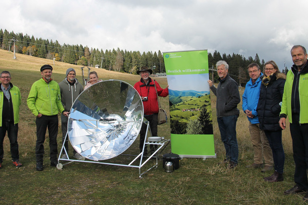 Gruppenbild mit Solarkocher © Naturpark Südschwarzwald