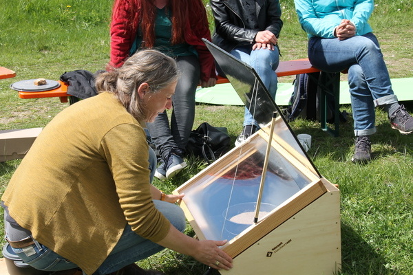 Bild 1 Solarofen NP SSW: Projektkoordinatorin Andrea Kenk demonstriert die Benutzung der neuen Solaröfen. Bild: Naturpark Südschwarzwald e. V.