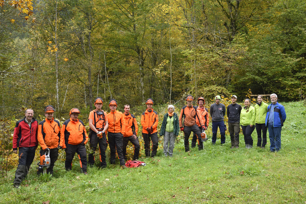 Zahlreiche Freiwillige setzten sich am Rohrhardsberg für die Offenhaltung von Lebensräumen des Auerhuhns ein. Bild: Naturpark Südschwarzwald e. V.