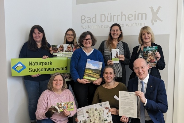 Bild 1 NP SSW_Naturpark Kindergaerten Bad Dürrheim: Die Leiterinnen der Kindergärten bei der Unterzeichnung des Kooperationsvertrages. Bild: Naturpark Südschwarzwald e. V. 