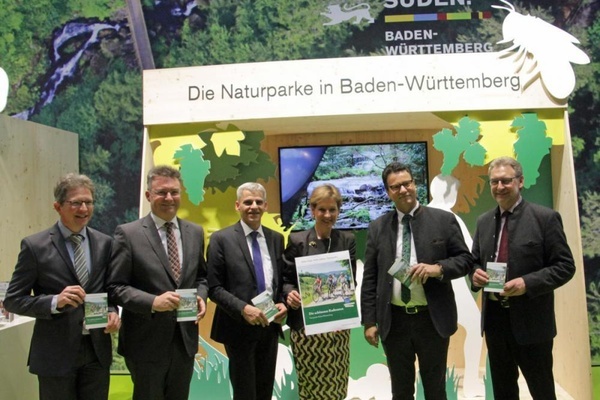 Gruppenbild am Naturparke-Stand der CMT 2017 (Foto: Naturpark Südschwarzwald)