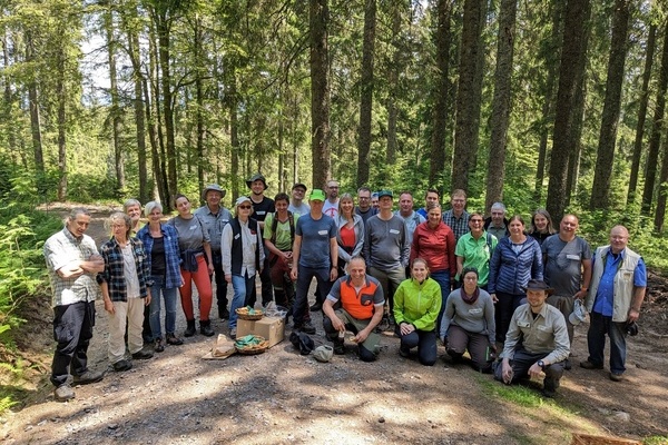 Freiwillige Helferinnen und Helfer engagieren sich im Gemeindewald Feldberg fr einen klimastabilen Mischwald. Bild: Naturpark Sdschwarzwald e. V.