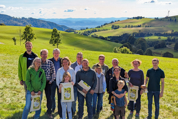 Die Preistrgerinnen und Preistrger der diesjhrigen Wiesenmeisterschaft wurden im Rahmen des Weidefestes in Gersbach prmiert. Naturpark Sdschwarzwald e. V.