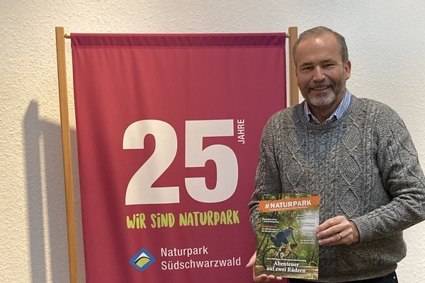 Roland Schttle, Geschftsfhrer des Naturpark Sdschwarzwald e. V., prsentiert die neue Ausgabe des Magazins #Naturpark  Naturpark Sdschwarzwald e. V.
