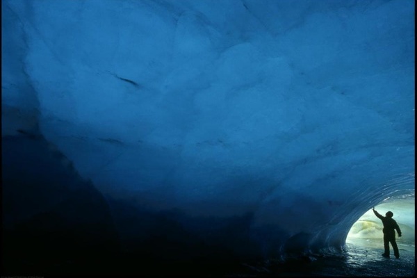 Diese Eishöhle in den Antarktis ist inzwischen geschmolzen (Foto: Gary Braasch)