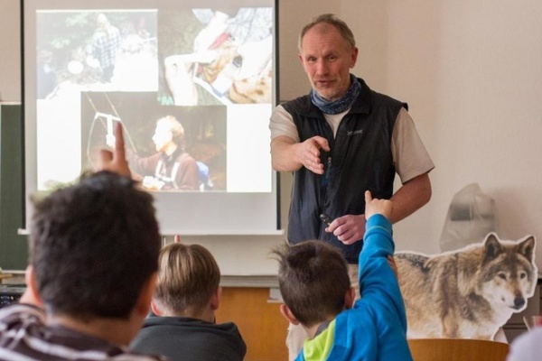 So macht Unterricht Spaß - Wildbiologe Peter Sürth vermittelt Wissenswertes über Luchs und Wolf