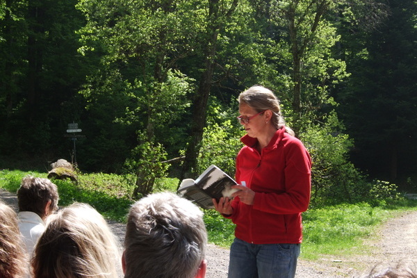 Autorin und Naturpark-Gstefhrerin Birgit Hermann liest aus ihrem Buch.
