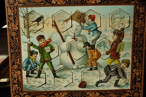 Motiv "Schneeballschlacht mit Schneefigur" in der Sonderausstellung "Frostige Gesellen"  Stadtmuseum Schopfheim