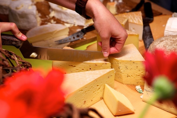 Leckere Käse-Spezialitäten auf einem Brunch-Buffet © Peter Mesenholl